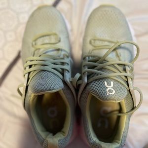 Size 6 women’s cloud sneaker